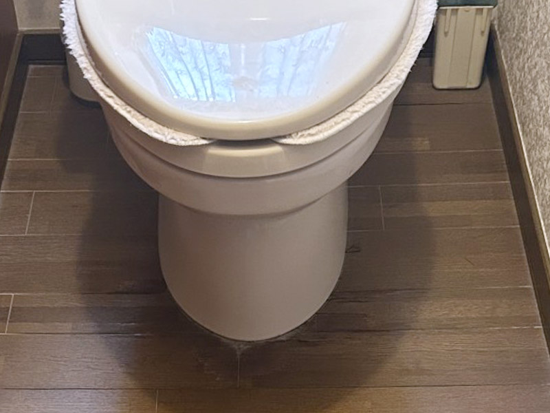 水漏れのトイレが綺麗になりました。01